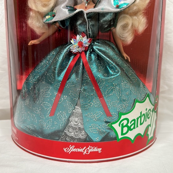 Happy Holidays Barbie - Picture 3 of 7